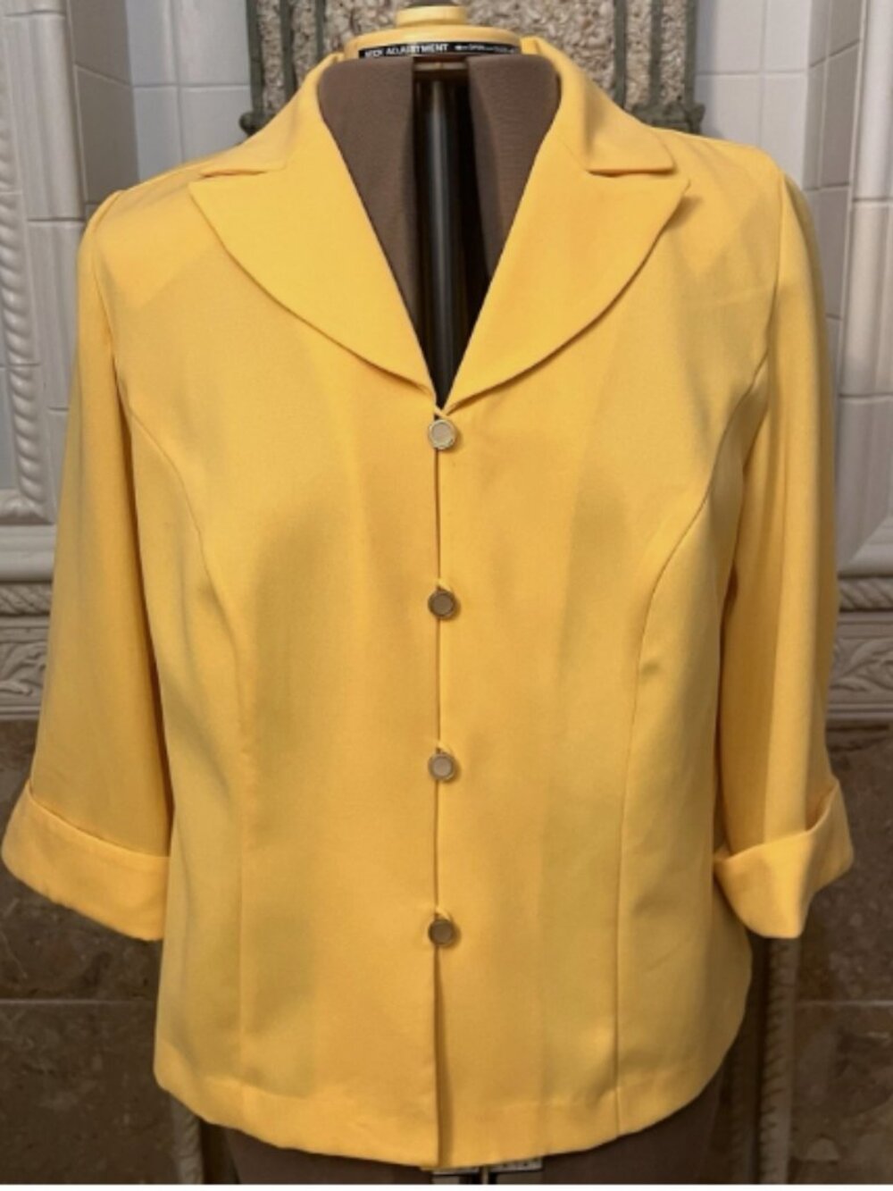 Dana Kay. Size 14W. Yellow 3/4 Sleeve Shacket. Polyester. Unlined. DB
